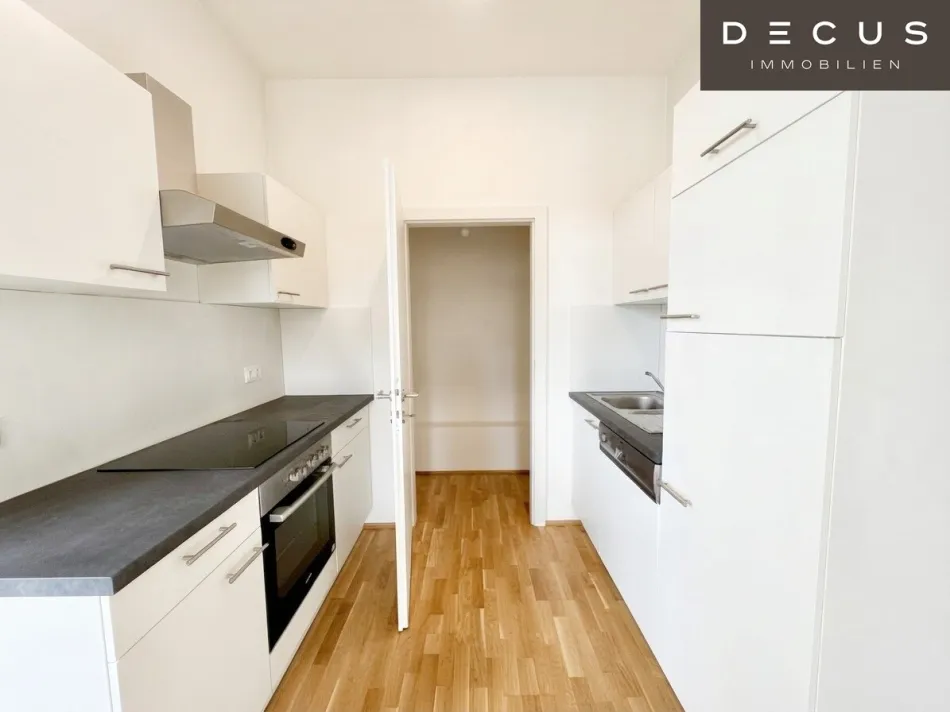| CHARMANTE 2-ZIMMER WOHNUNG MIT GROSSZÜGIGER SW-TERRASSE | IN WUNDERSCHÖNER ALTBAU-VILLA | HELL & GEMÜTLICH | IDEAL FÜR STUDENTEN, SINGELS ODER PÄRCHEN | NÄHE MED-UNI | TOP LAGE - Bild