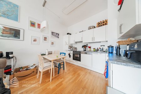 Modernes Duplex mit Eigengarten und Terrasse – Stilvolles Wohnen auf zwei Ebenen nahe der UNO-City