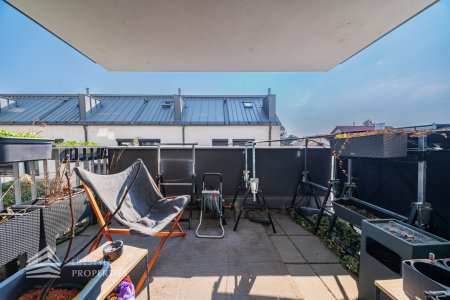 Modernes Duplex mit Eigengarten und Terrasse – Stilvolles Wohnen auf zwei Ebenen nahe der UNO-City