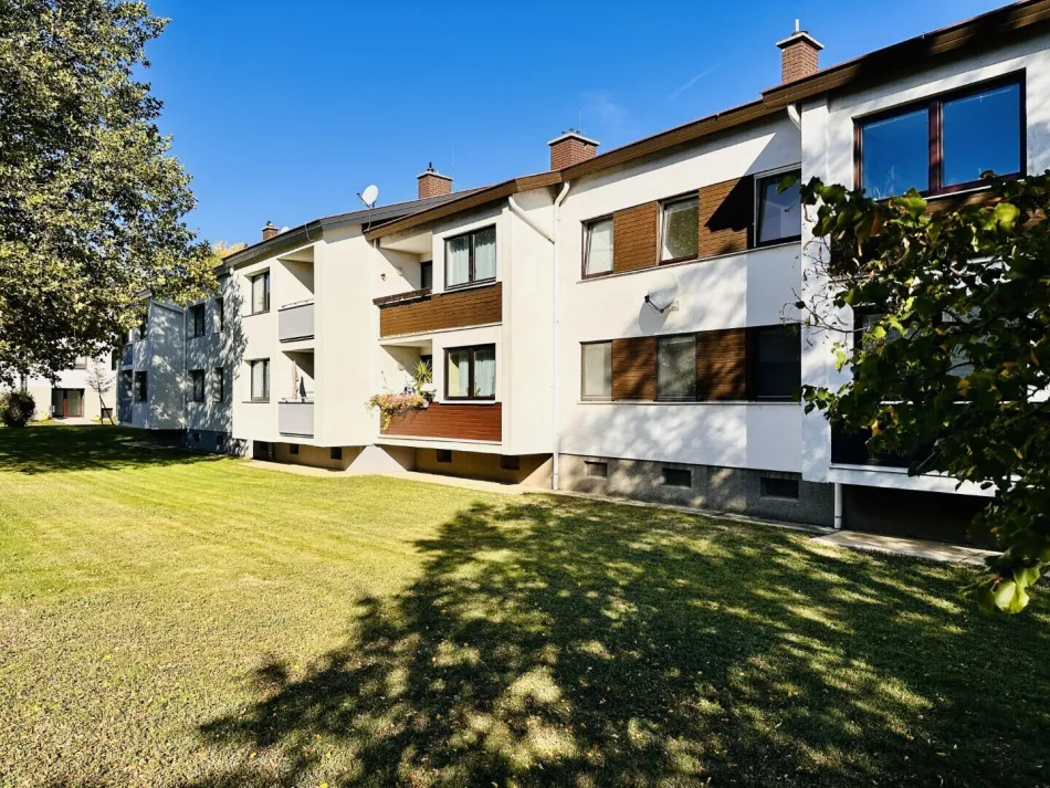 Sonnige Wohnung mit Loggia und Keller zum Kauf in Natschbach - Titelbild