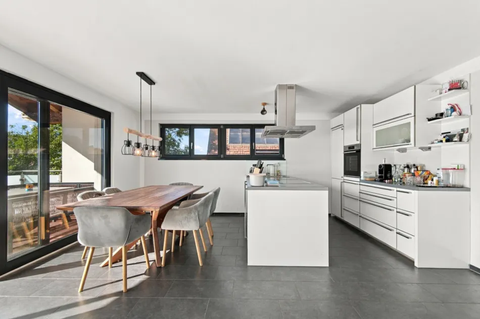 Großzügige Dachgeschosswohnung mit Südwest-Terrasse und traumhaftem Bodenseeblick - Bild