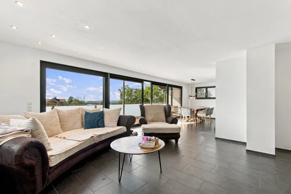 Großzügige Dachgeschosswohnung mit Südwest-Terrasse und traumhaftem Bodenseeblick - Titelbild