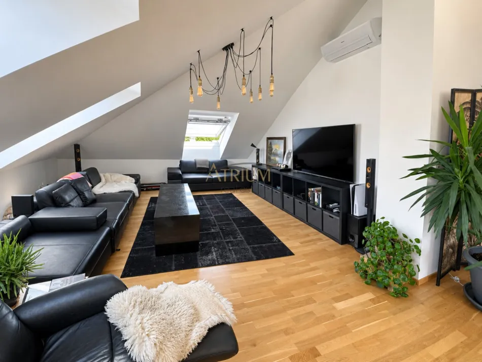 Weitläufige Dachgeschosswohnung mit Terrasse und Fernblick in Baden - Titelbild
