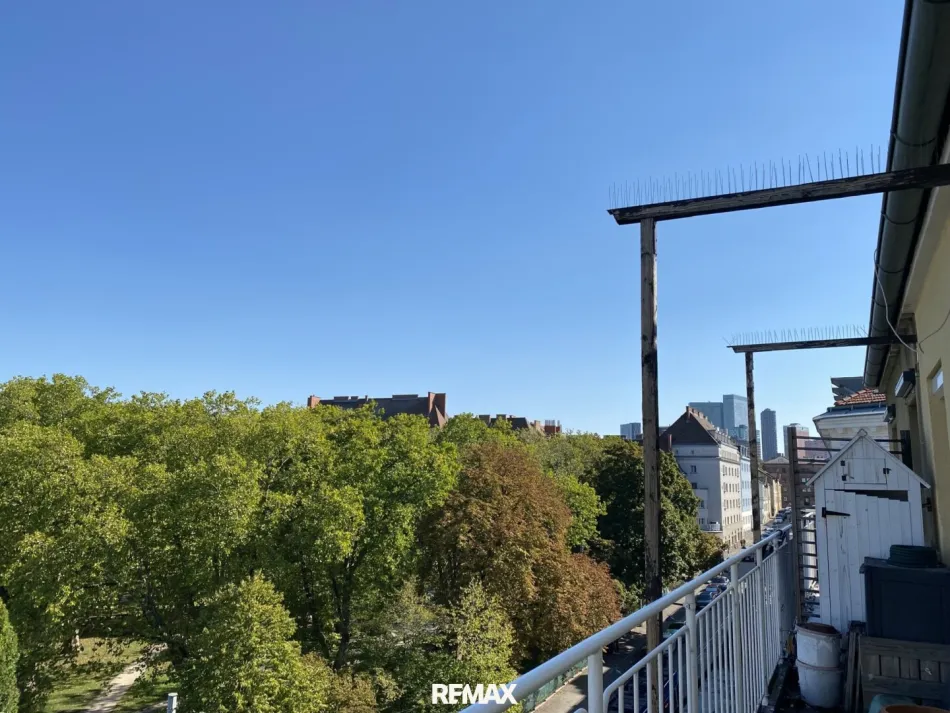 Dachgeschoß-Garconniere mit zwei Terrassen und Parkblick! - Bild
