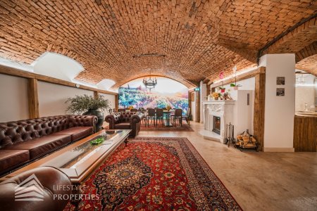 Einzigartiger vollausgestatteter Weinkeller in einem generalsanierten Jahrhundertwendehaus