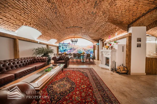 Einzigartiger vollausgestatteter Weinkeller in einem generalsanierten Jahrhundertwendehaus - Titelbild