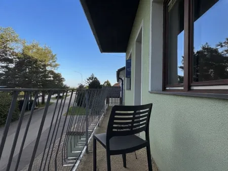 Balkon (Zugang: Wohnzimmer 1 OG)