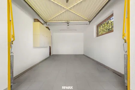 Garage (ausgeräumt mit KI)