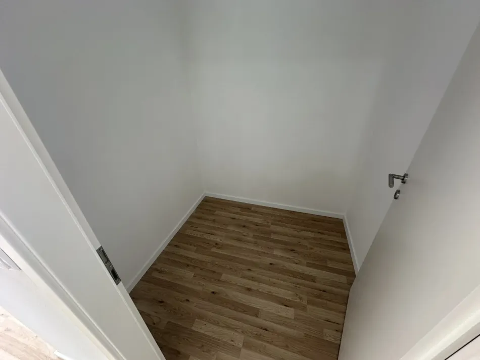 Top 25: Neubau: Stilvolle Wohnung mit Balkon, Wärmepumpe & Lift - Erstbezug! - Bild