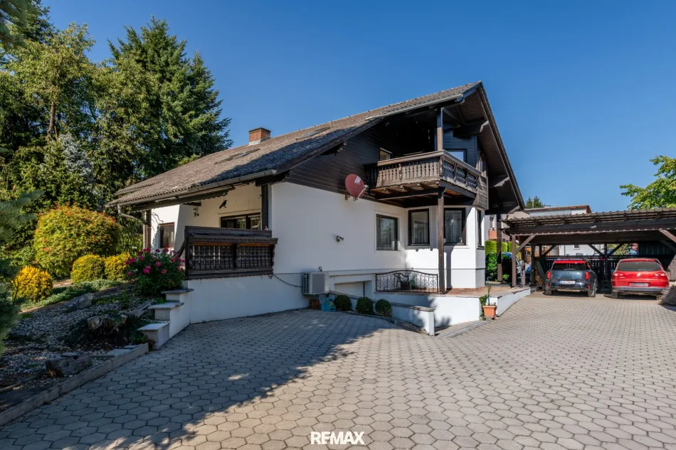 Außenansicht mit Stellplatz und Doppelcarport