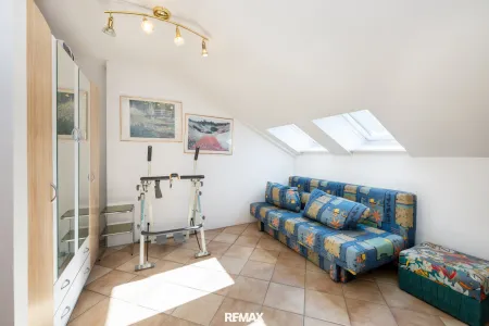 Großzügiges Zimmer DG