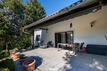 Überdachte Westterrasse