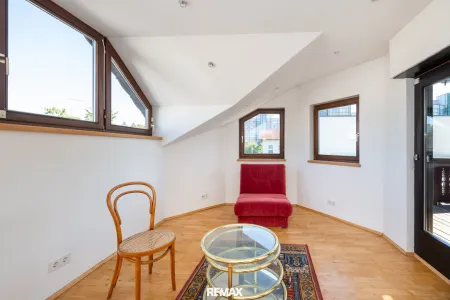 Wohnzimmer mit Balkonausgang DG