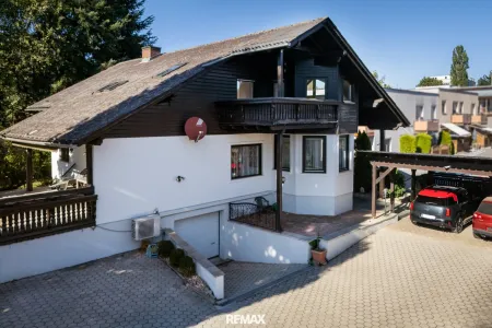 Drohnenansicht Zufahrt und Carport