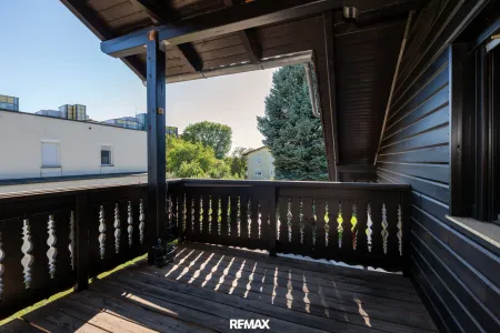 Sonniger überdachter Balkon