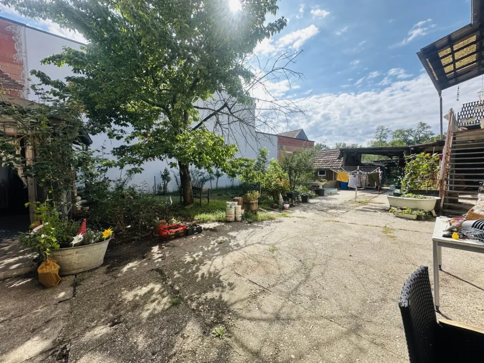 Zweifamilienhaus mit Ausnehmerwohnung auf 1.331 m² Grund - Titelbild