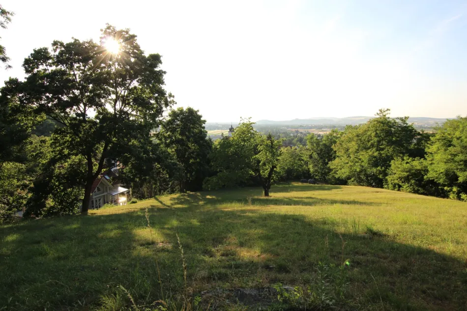 TRAUMHAFTER FERNBLICK, RARITÄT, GRÜNRUHELAGE, EXKLUSIVER BAUGRUND IN BISAMBERG - Titelbild