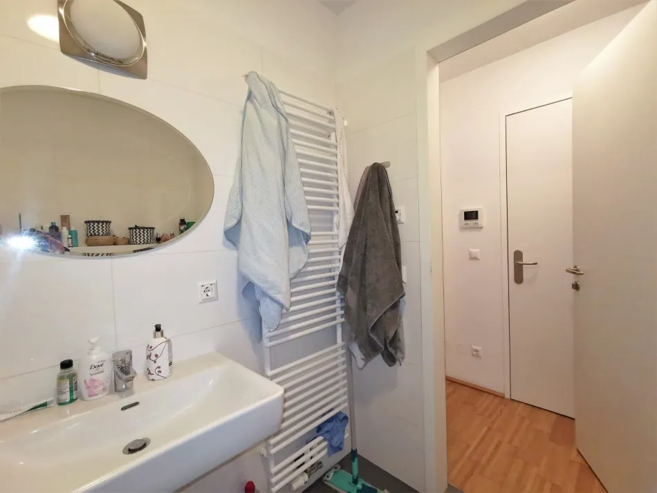 Teilmöblierte 2 -Zimmer-Wohnung mit Loggia und extras im Haus! - Bild