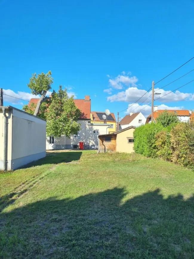 Mehrfamilienhaus mit Entwicklungspotenzial auf 815 m² (3 Garagen) - Bild