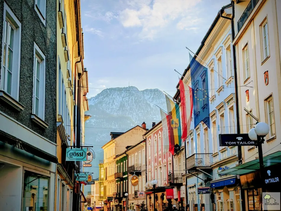 BAD ISCHL - KURPARK - Wohnen, wo andere Urlaub machen - Barrierefreie Eigentumswohnung mit großer Terrasse und Fernblick - Bild