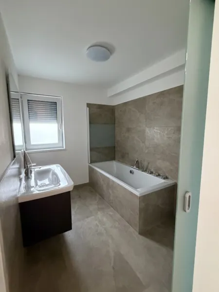 Badezimmer mit Badewanne im Haus 2