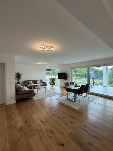 Wohn- Essbereich mit Terrassenansicht im Haus 2