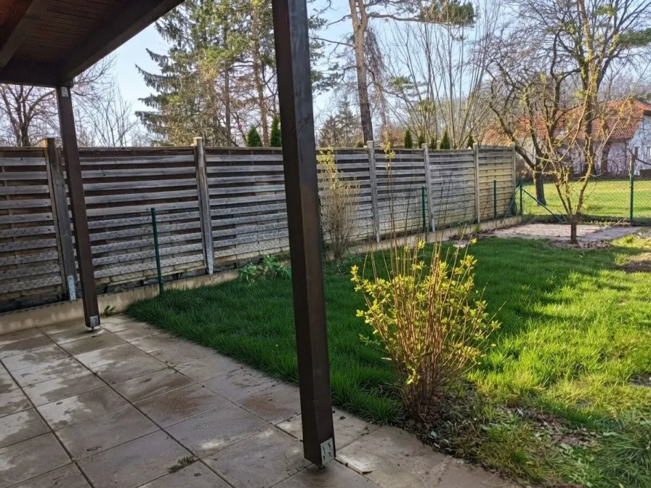Charmantes Reihenhaus mit Gartenidylle und Terrasse und Parkplatz - Titelbild