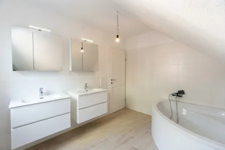 Bad mit Wanne im DG
