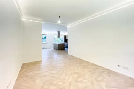 Wohnzimmer mit Sicht auf die Küche mit Essbereich