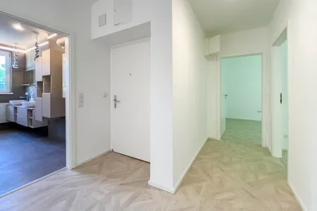 Eingangsbereich mit Sicht ins Bad sowie Zimmer 1