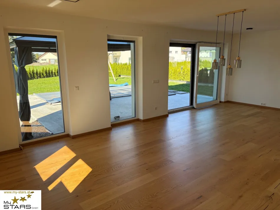 großes Einfamilienhaus mit 5 Zimmer, 130 m², Garten, Pool, Garage u.v.m. - Bild