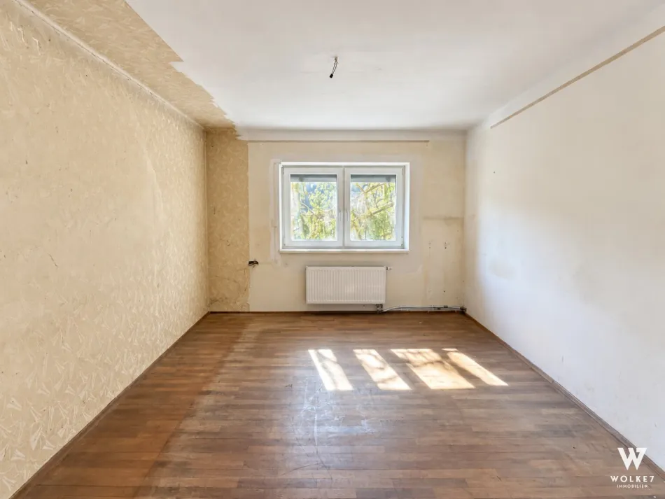 Einfamilienhaus auf ca. 1.535 m² Eigengrund mit großem Sanierungspotenzial - Bild
