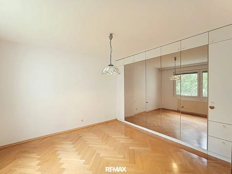 LAGE! Ruhig und Grün - zentral in Mariahilf - 2 Zimmer, Loggia, separate Küche, KFZ-Stellplatz möglich - Bild