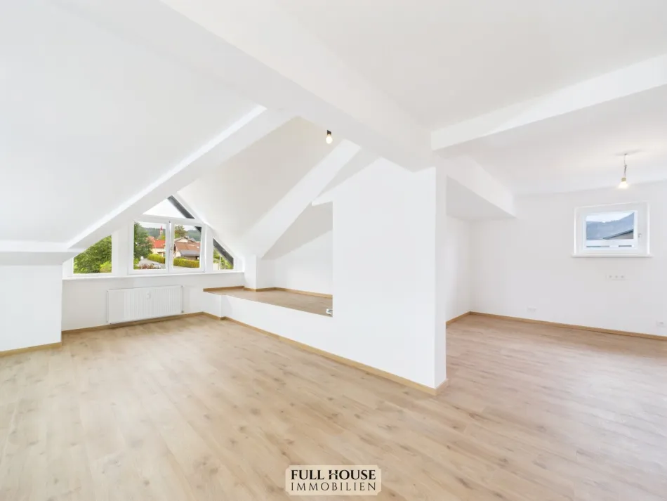 ERSTBEZUG NACH SANIERUNG: 3,5-ZIMMER-WOHNUNG MIT GROSSZÜGIGEM WOHNBEREICH, TERRASSE & 2 STELLPLÄTZEN - Titelbild
