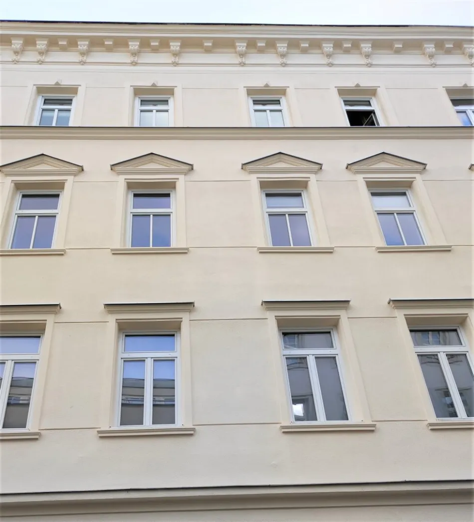 Nähe Mariahiferstrasse I Wunderschönes Zinshaus in bester Lage mit Rohdachboden -- Perfekt auch für Eigennutzer - Titelbild