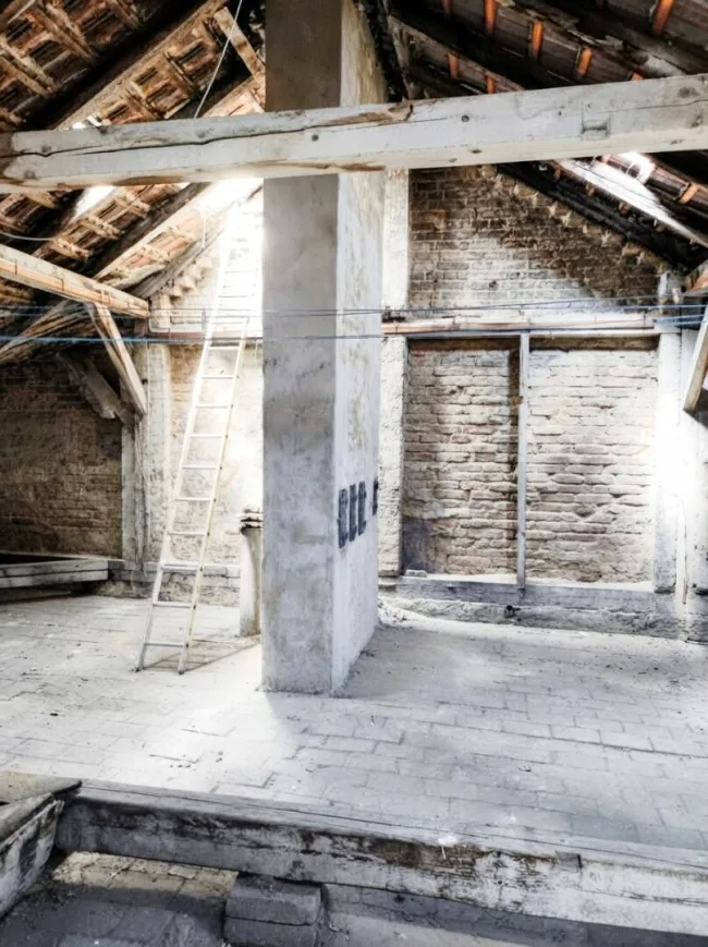 Nähe Mariahiferstrasse I Rohdachboden und wunderschönes Zinshaus mit 8 Wohnungen in bester Lage -- Perfekt auch für Eigennutzer - Bild