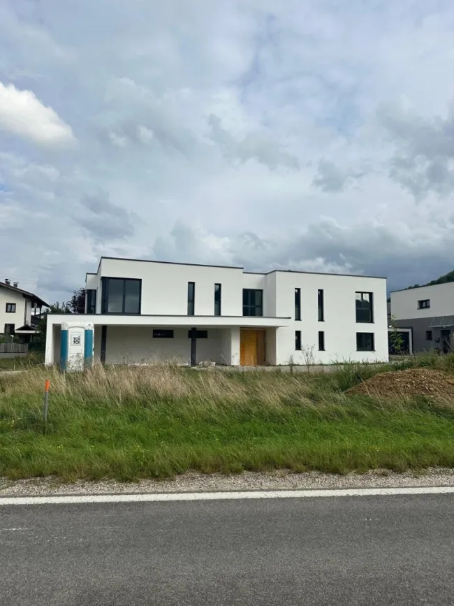 Neubau mit vier Wohnungen als attraktive Investitionsgelegenheit in in Pinsdorf bei Gmunden - Titelbild