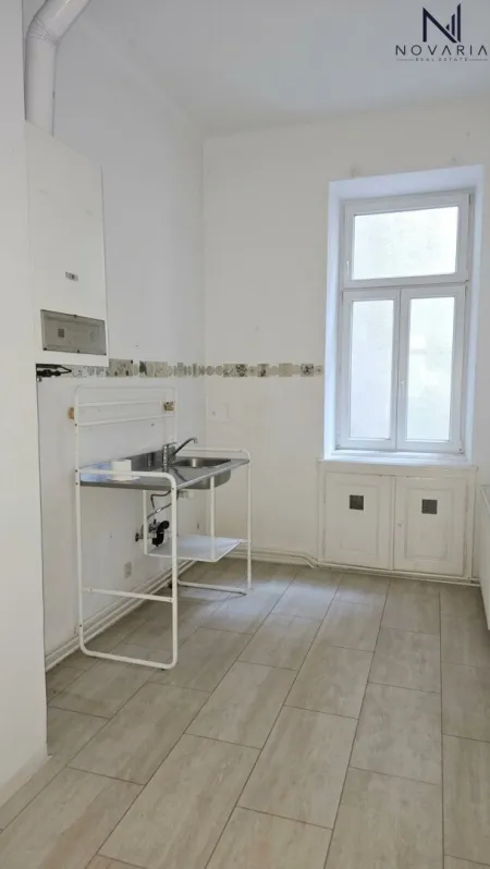 Vielseitige 3-Zimmer-Wohnung mit großem Potenzial und einem bezaubernden Grünblick, die darauf wartet, von Ihnen liebevoll renoviert zu werden. (über 1.000m2 Gemeinschaftsgarten) - Bild