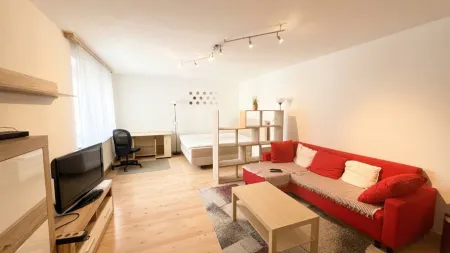 Singlewohnung mit Flair und Fun: Anlage mit großem Garten und Outdoor-Swimmingpool