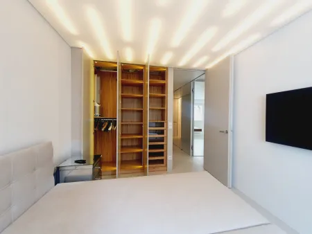 Schlafraum mit Wandschrank