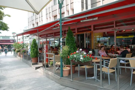 Blick vom Cafe Rochus zum Rochusmarkt
