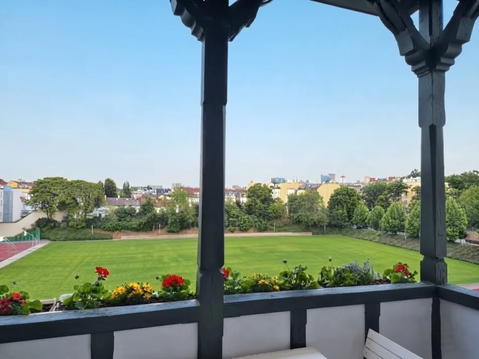 LICHTDURCHFLUTETE WOHNUNG MIT BALKON BEI SCHÖNBRUNN - Titelbild