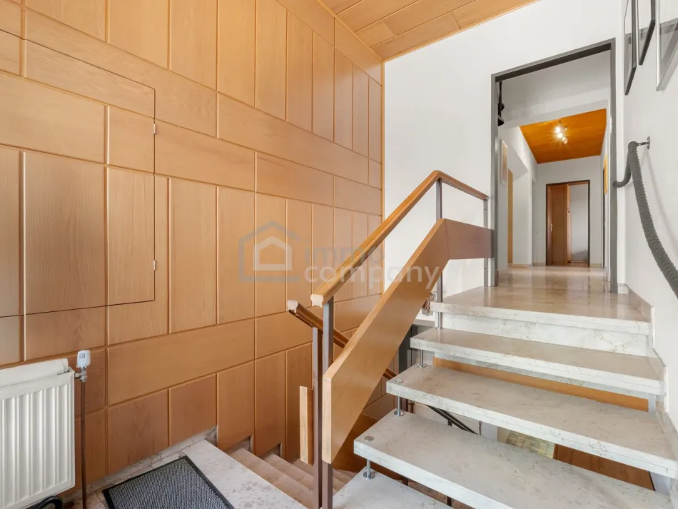 Klimatisiertes Haus mit Weitblick zu verkaufen! Garage, vollunterkellert, uvm. - Bild