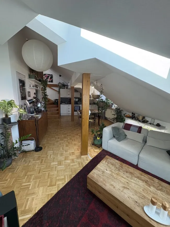 Charmante Dachgeschosswohnung mit Galerie und großzügigem Wohnbereich - Bild
