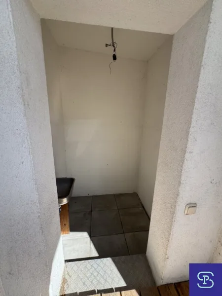kleiner Abstellraum Terrasse