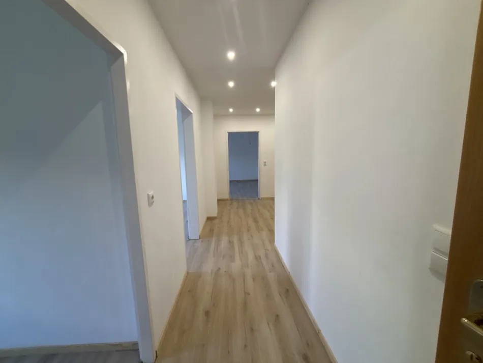 COMING SOON! Charmante Wohnung im neuen Glanz zu verkaufen Neu renovierte 3-Zimmer Wohnung mit verglaster Loggia Kleinmünchen / Linz - Bild