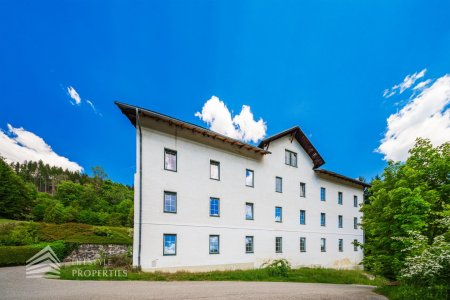 Sanierungsbedürftiges Wohnhaus mit 24 Wohneinheiten in Hanglage
