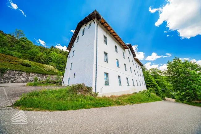 Sanierungsbedürftiges Wohnhaus mit 24 Wohneinheiten in Hanglage - Bild