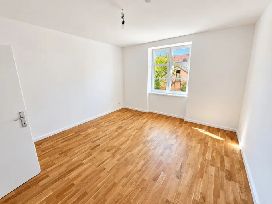 Lichtdurchfluteter Erstbezug für Familie in Bad Vöslau: Zentral begehbare Wohnung - Bild