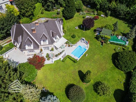 Beeindruckende Villa mit gepflegtem Garten und Pool als Investment